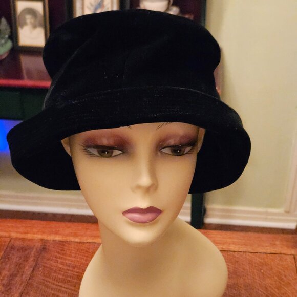 Vintage Neiman Marcus Black Velvet Cloche Hat With Bow in Back - Picture 1 of 4
